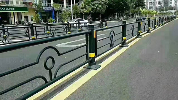 常州鎮(zhèn)江道路護(hù)欄廠(chǎng)家道路隔離護(hù)欄多少錢(qián)一米？