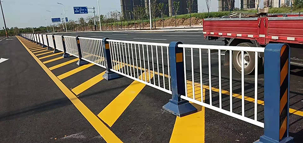 城市道路護欄與pvc護欄的區(qū)別和優(yōu)勢是什么？